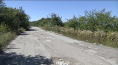 Riešenie na slovenský spôsob: Cestu plnú výtlkov nateraz neopravia, radšej ju uzavrú