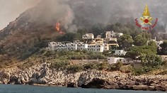 Pred ohňom utekali len v plavkách a šľapkách. Zo Sicílie evakuovali stovky turistov