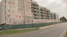 Neslávny Glance House v Bernolákove ožíva. Nový majiteľ už predáva byty