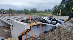 Len o vlások unikli smrti. S autom prerazili plot a zostali visieť na mostnom debnení