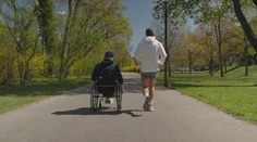 Obyčajný skok do vody sa zmenil na tragédiu. Dnes paralympionik hovorí o živote po úraze