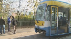 V Košiciach sa zrazili dve električky, vodiča vytiahli až hasiči