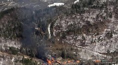 Ďalší vykoľajený vlak s nebezpečnými látkami v USA. Časť súpravy následne zachvátil požiar