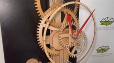 Na Technickej univerzite vo Zvolene zostrojili unikátne drevené hodiny. Časový mechanizmus vymyslela študentka