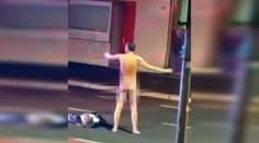 VIDEO: Bizarný incident z Česka. Nahý muž sa postavil do stredu cesty a „dirigoval“ autá