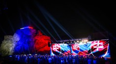 Pod pódium mohli iba pozvaní, bežní ľudia sedeli inde. Oslavy príchodu vierozvestcov vyvrcholili galavečerom