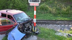 FOTO: Nepochopiteľný skrat šoféra na Kysuciach: Vošiel pred idúci vlak a z miesta nehody ušiel