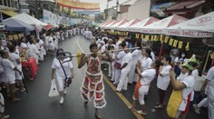 Na čínskom vegetariánskom festivale sa reže mäso, ľudské
