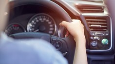 VIDEO: Žena za volantom dojčila svoje dieťa. Podľa experta poriadne riskovala