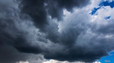 Prudký lejak, krúpy a prachová víchrica. SHMÚ zvýšil výstrahy pred búrkami pre tieto kraje