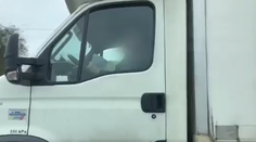 VIDEO: Vodič kamiónu mal počas jazdy „plné ruky práce“. Na diaľnici si čítal faktúry