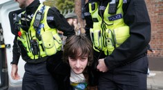 Študent, ktorý hádzal vajcia na kráľa Karola III., spoznal trest