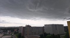 V nedeľu bude oblačno až zamračené. Na horách sa môže vyskytnúť víchrica