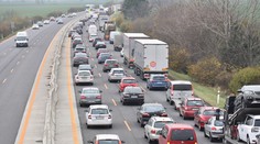 Veľké zdržanie na D1 pri Bernolákove: Po zrážke áut si vodiči postáli v hodinovej kolóne