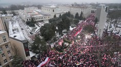 Proti krokom vlády protestovali vo Varšave desaťtisíce priaznivcov PiS
