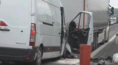 Vážna nehoda kamióna a dodávky odstavila hlavný ťah na Poľsko. Vodiča, ktorý sa druhýkrát narodil, vystrihovali