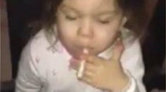 Toto video pobúrilo Fínsko: Batoľa fajčí cigaretu