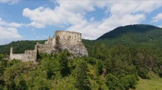 Z mnohých hradov na Slovensku sú iba ruiny. Zachrániť sa ich rozhodli dobrovoľníci