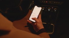 Až tretina vodičov používa mobil počas jazdy. Od zlozvyku ich majú odradiť aj vystavené havarované vraky