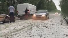 Sneh a krúpy paralyzovali dopravu pri Kokave nad Rimavicou