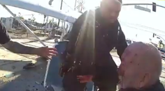 VIDEO: Hrdinský zásah policajtov. Muža vytiahli z havarovaného lietadla tesne pred príchodom vlaku