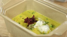 Polievka zo bielej a zelenej špargle so strateným vajíčkom