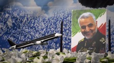 Ukrajinské lietadlo zasiahli až dve rakety. Dokazovať to má nové video