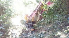 Autobus plný cestujúcich sa zrútil do rokliny, neprežilo to 11 ľudí