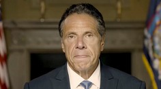 Guvernér Cuomo odmietol obvinenia z nevhodných dotykov a obťažovania