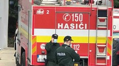 Mohutný požiar v sklade chemikálií v Trnave majú hasiči už pod kontrolou, objekt už len dymí