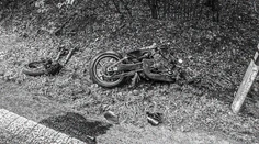 Z motorky po čelnej zrážke s autom zostali trosky. Nehoda na východe Slovenska má tragický koniec