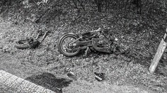 Z motorky po čelnej zrážke s autom zostali trosky. Nehoda na východe Slovenska má tragický koniec