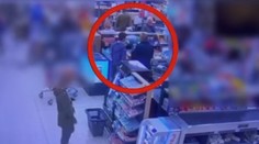 VIDEO: V bratislavskom supermarkete sa strhla brutálna bitka. Čo bolo jej spúšťačom, zachytila kamera