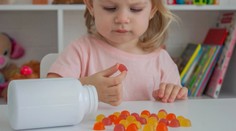 Prestaňte kŕmiť vaše deti výživovými doplnkami, tvrdí štúdia. Väčšina z nich im môže skôr uškodiť