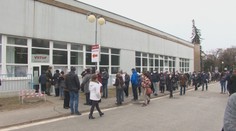 Útok pred vakcinačným centrom. Dlhé čakanie v rade na očkovanie vyústilo až do strkania