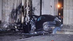 Do piliera Brandenburskej brány v Nemecku narazilo auto, vodič prišiel o život