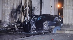 Do piliera Brandenburskej brány v Nemecku narazilo auto, vodič prišiel o život