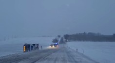 Tri nehody autobusov a spadnuté vianočné stromčeky. Česko zasiahlo silné sneženie a vietor