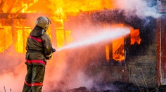 Hasič zachránil z plameňov dievčatko. Potom ho znásilnil