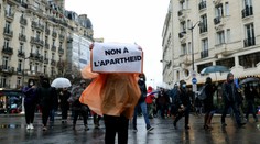 Viac ako 100-tisíc ľudí vyšlo do úlíc. Francúzi protestovali proti obmedzeniam pre neočkovaných