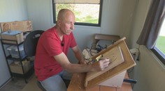 Smrť mu dýchala na krk. Jozef sa vzoprel osudu a dnes obrazmi z dreva robí ľuďom radosť