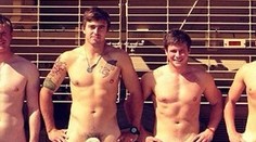 Muži z celého sveta zverejňujú fotky prirodzenia v ponožke. Pre dobrú vec!