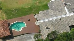 Pozrite sa, čo úplnou náhodou obajvila polícia v jednom z bazénov