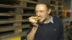 Zaujal vás muž bez peňazí? Jedlo z kontajneru s ním ochutnal aj náš redaktor