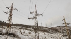 Popadané stromy, zničené strechy aj autá. Vietor spôsobil kalamitu, bez prúdu sú stovky domácností