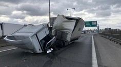 Havária na Prístavnom moste: Kamionista stratil kabínu