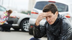 Vodič prešiel mladému mužovi po nohách a ušiel