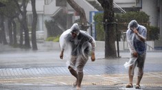 Silný tajfún zasiahol japonský ostrov Kjúšu, zranili sa desiatky ľudí