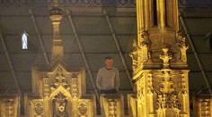 Muž sa vyštveral na budovu parlamentu. Strávil tam celú noc