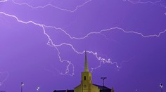 Blesk usmrtil v kostole najmenej 16 ľudí, 140 ďalších utrpelo zranenia